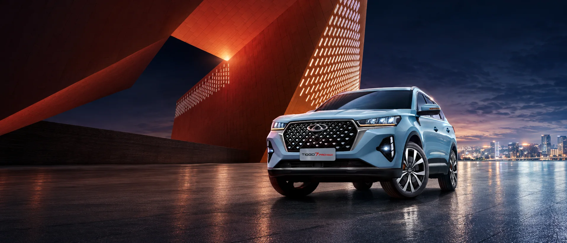 CHERY Tiggo 7 — улаан өнгийн архитектурын дэргэд, үдшийн бүрийд